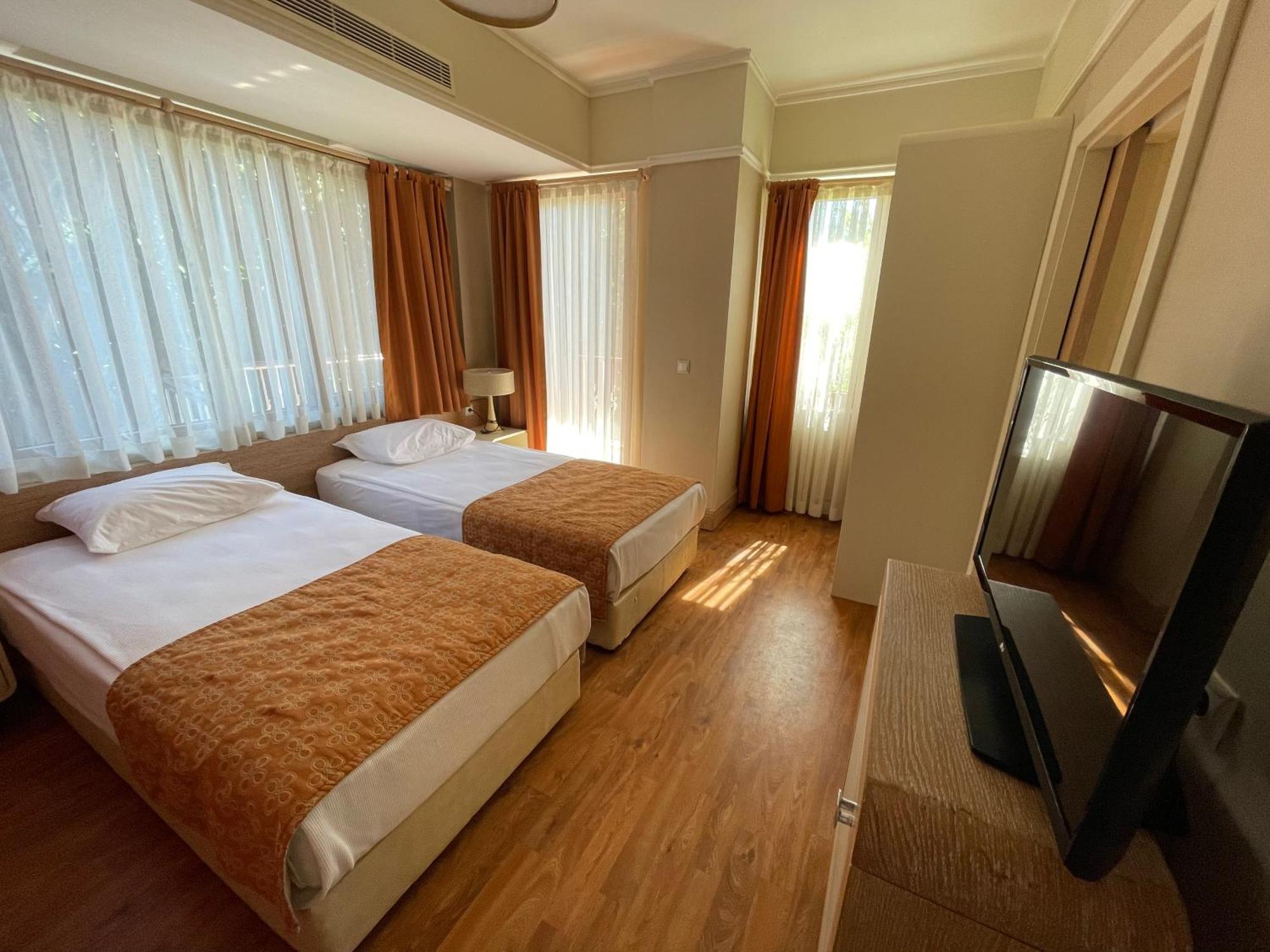 Club Grand Side Hotel Bagian luar foto